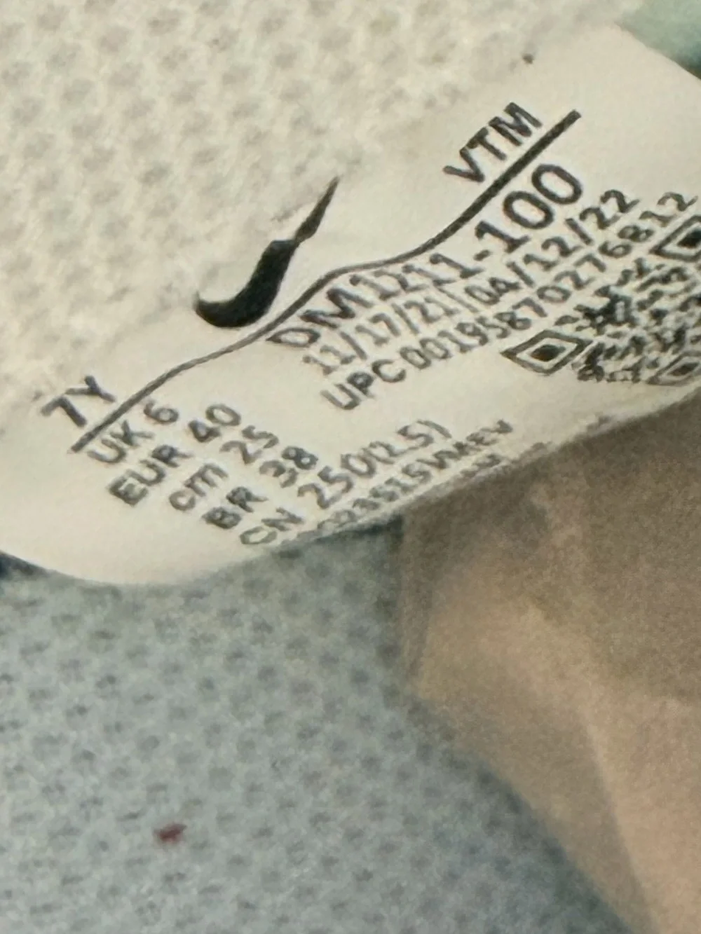 Nike sneakers pale